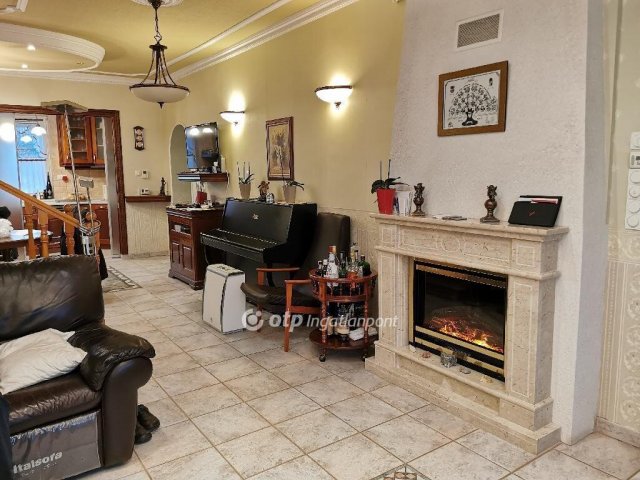 Eladó téglalakás, Kiskőrösön 175 M Ft, 4 szobás