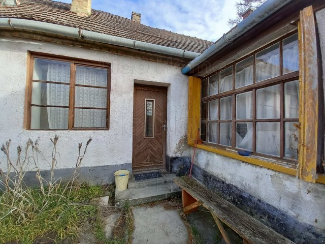 Eladó családi ház, Kajárpécen 26.5 M Ft, 3 szobás
