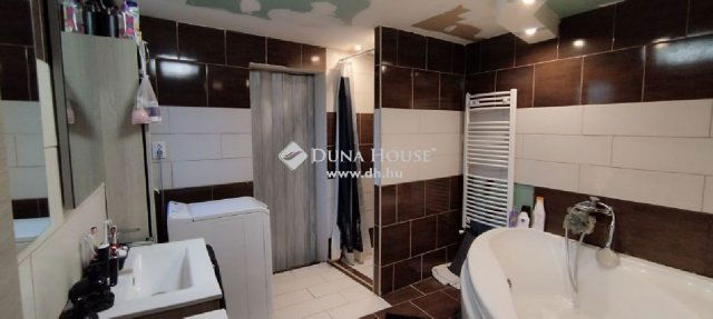 Eladó családi ház, Tápiószecsőn 59.9 M Ft, 6 szobás