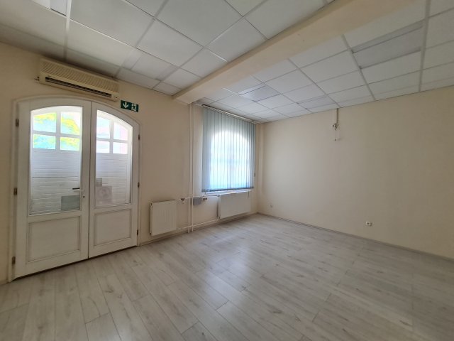 Kiadó üzlethelyiség, Debrecenben, Vár utcában 250 E Ft / hó