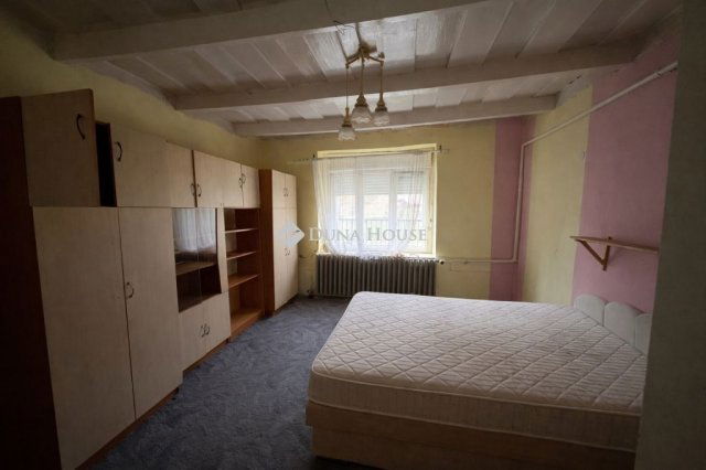 Eladó családi ház, Úrin 19.9 M Ft, 6 szobás