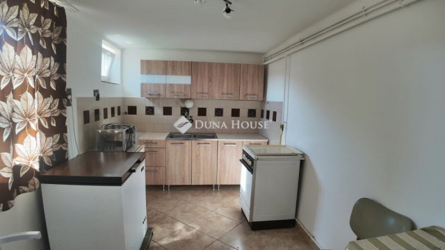 Eladó családi ház, Sárváron 92 M Ft, 7+1 szobás