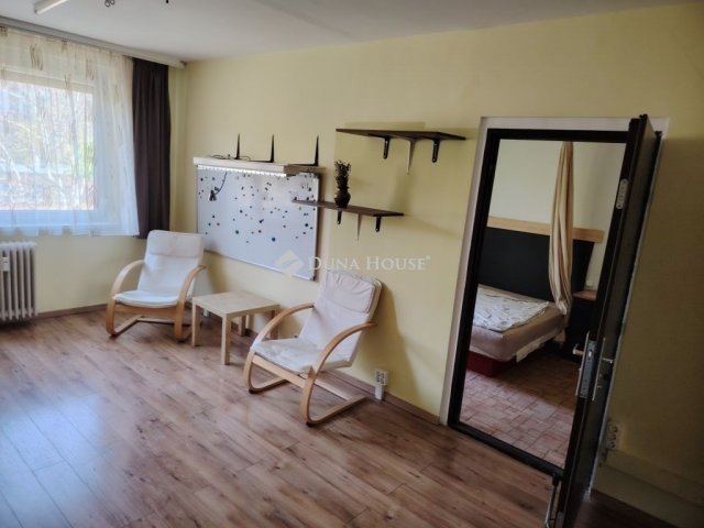 Eladó panellakás, Szegeden 58 M Ft, 4 szobás