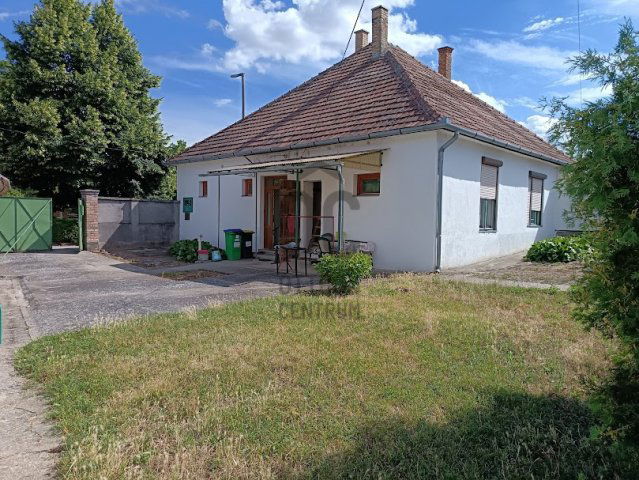 Eladó családi ház, Pakson 37 M Ft, 3 szobás
