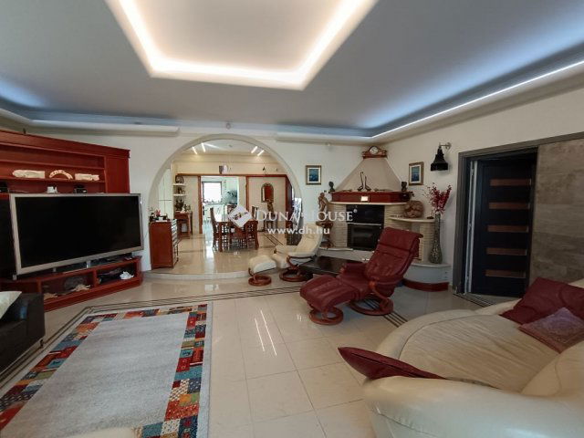 Eladó családi ház, Budapesten, XV. kerületben 350 M Ft, 7 szobás