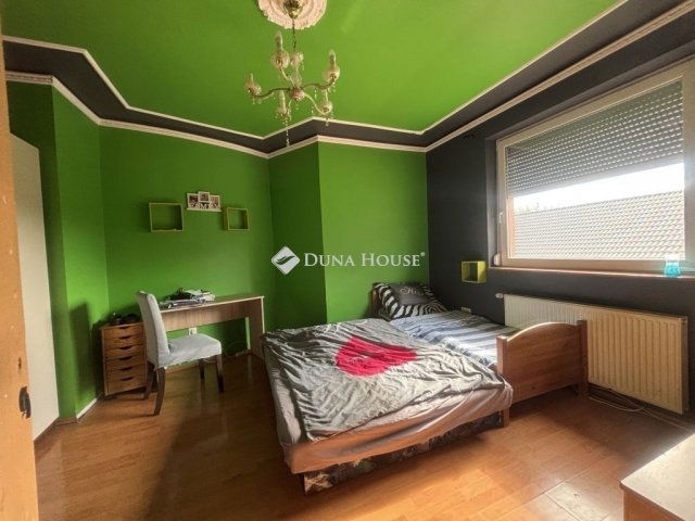 Eladó családi ház, Pécsett 79.9 M Ft, 7 szobás