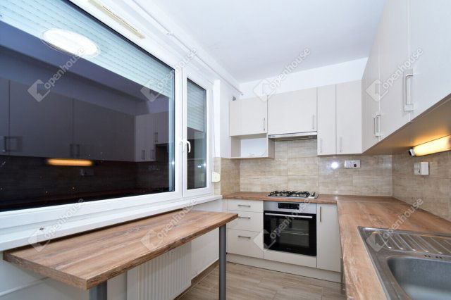 Eladó panellakás, Szegeden 59.99 M Ft, 4 szobás