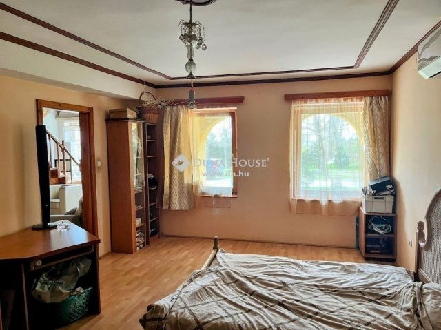 Eladó családi ház, Pécsett 65 M Ft, 6 szobás