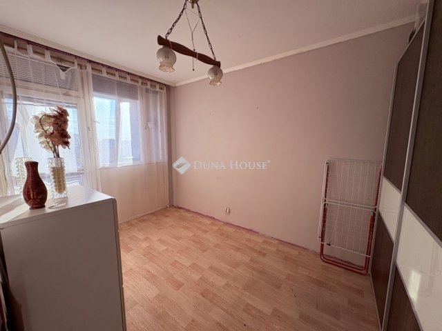 Eladó panellakás, Debrecenben 64.9 M Ft, 4 szobás