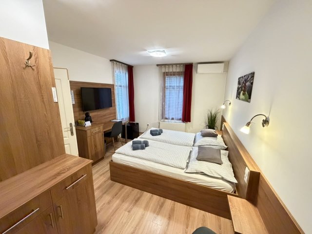 Eladó hotel, Mosonmagyaróváron 190 M Ft, 7 szobás