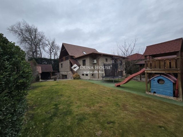 Eladó családi ház, Szigetszentmiklóson 129.9 M Ft, 7 szobás