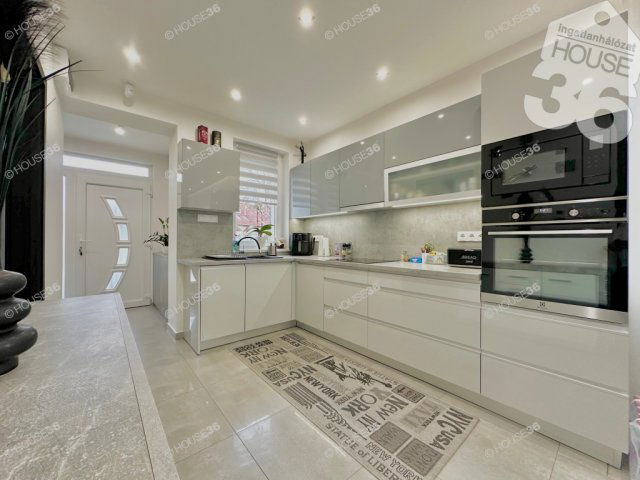 Eladó családi ház, Kecskeméten 99.999 M Ft, 5 szobás