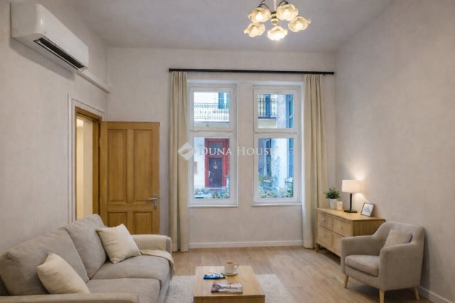 Eladó téglalakás, Budapesten, VI. kerületben 51.2 M Ft, 1 szobás