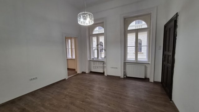 Eladó téglalakás, Budapesten, VI. kerületben 78.9 M Ft, 2 szobás