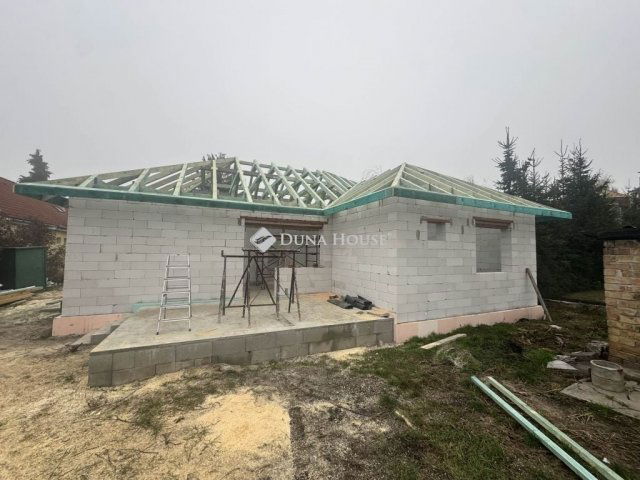 Eladó téglalakás, Bicskén 99.9 M Ft, 3 szobás