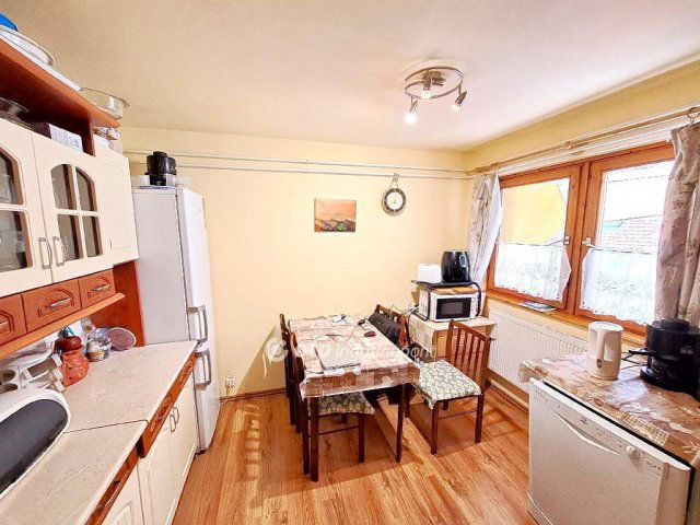 Eladó családi ház, Szolnokon 95 M Ft, 9 szobás