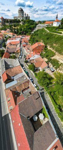 Eladó családi ház, Esztergomban 259.9 M Ft, 10 szobás