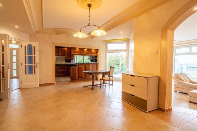 Eladó családi ház, Szentendrén 230 M Ft, 8 szobás