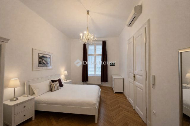 Eladó téglalakás, Budapesten, VI. kerületben, Paulay Ede utcában