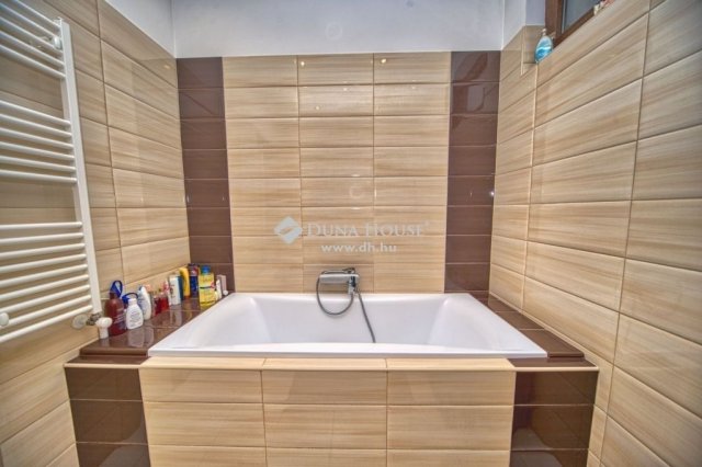 Eladó családi ház, Pilisszentkereszten 289 M Ft, 5 szobás