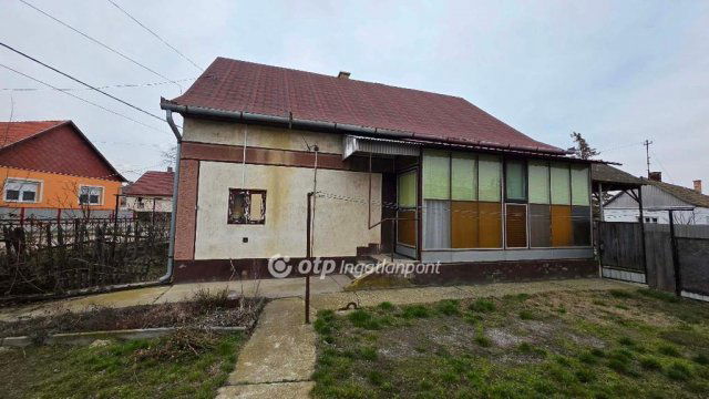 Eladó családi ház, Földesen 32 M Ft, 2 szobás
