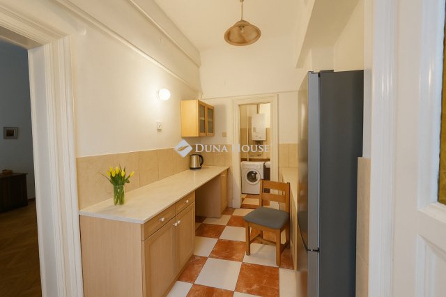 Eladó téglalakás, Budapesten, VI. kerületben 136 M Ft, 1 szobás