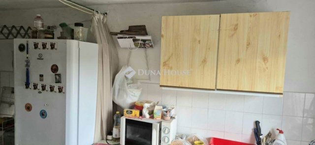 Eladó családi ház, Szegeden 32.8 M Ft, 1 szobás