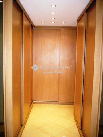 Eladó családi ház, Kecskeméten 259 M Ft, 3+7 szobás