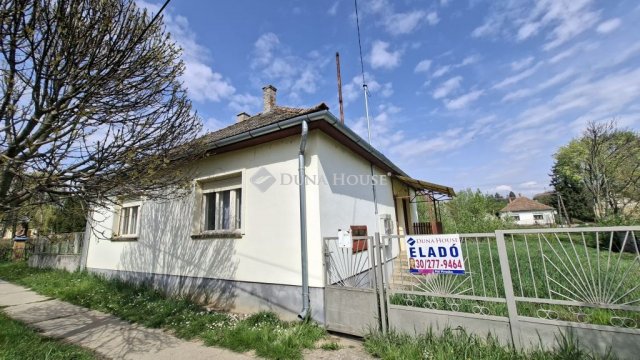 Eladó családi ház, Szakcson 9.5 M Ft, 3 szobás