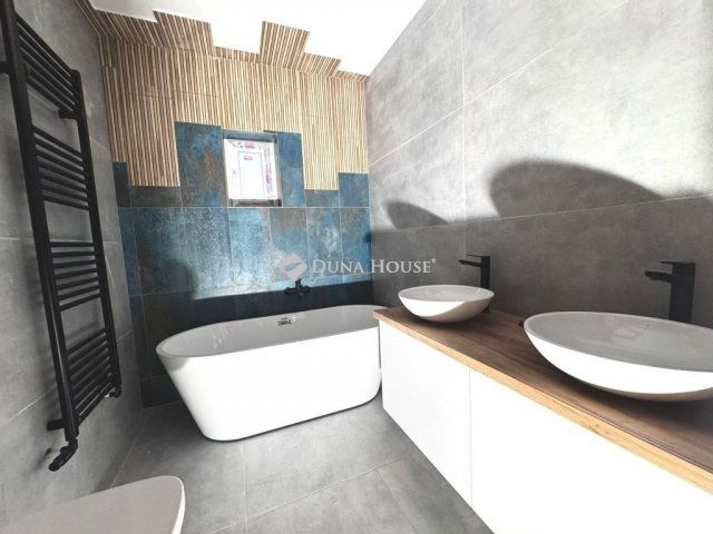 Eladó téglalakás, Pécsett 98.5 M Ft, 4 szobás