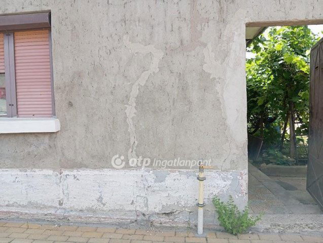 Eladó családi ház, Gyöngyösön 10.5 M Ft, 2 szobás