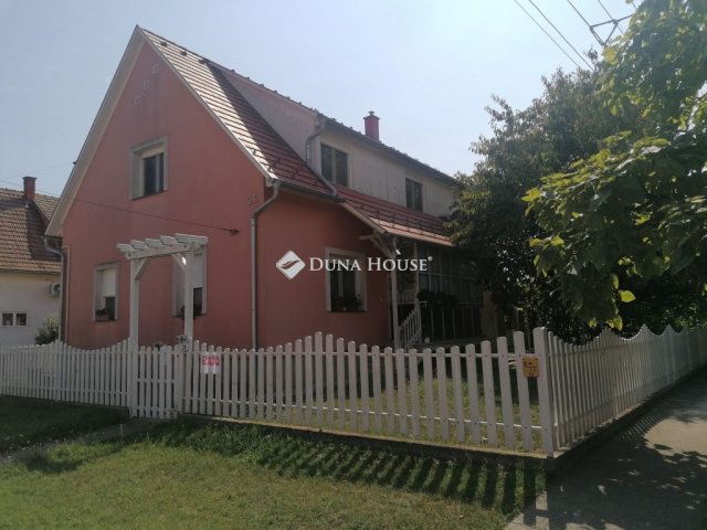 Eladó családi ház, Siklóson 115 M Ft, 3 szobás