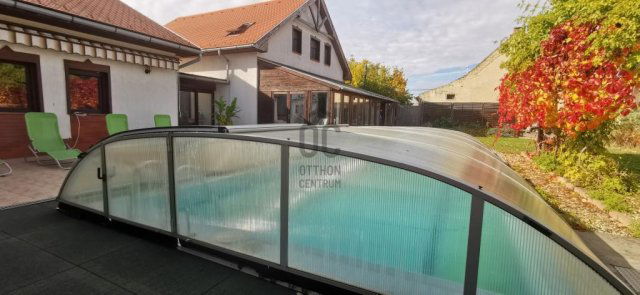 Eladó családi ház, Taksonyon 154.9 M Ft, 9 szobás