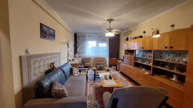 Eladó téglalakás, Kisújszálláson 27.5 M Ft, 2 szobás