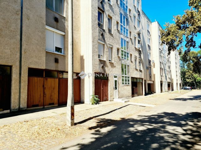 Eladó téglalakás, Békéscsabán, Szabó Pál téren 42 M Ft