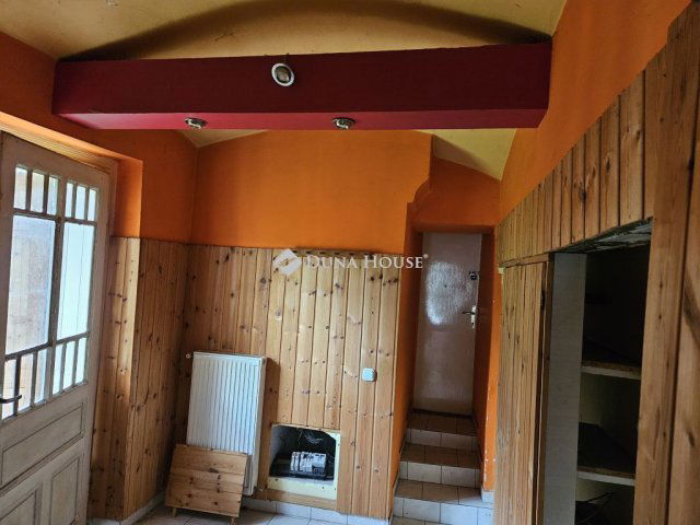 Eladó családi ház, Bakonypéterden 6.8 M Ft, 1 szobás