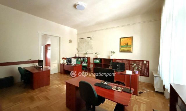 Eladó téglalakás, Székesfehérvárott 179.9 M Ft, 5 szobás