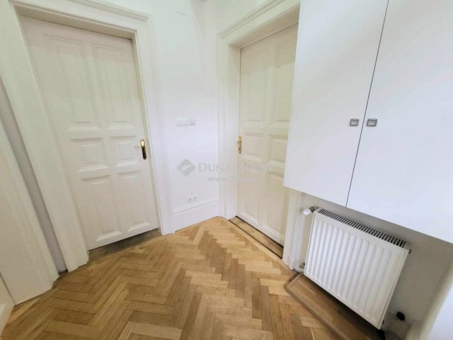 Eladó téglalakás, Budapesten, VI. kerületben 160 M Ft, 3 szobás