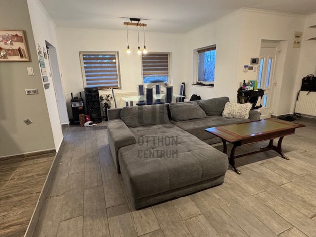 Eladó családi ház, Szadán 180 M Ft, 6 szobás