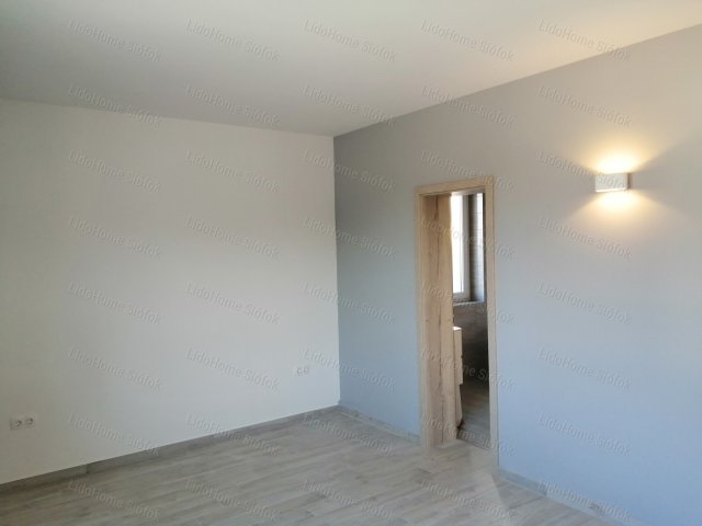 Eladó családi ház, Siófokon 179.9 M Ft, 13 szobás