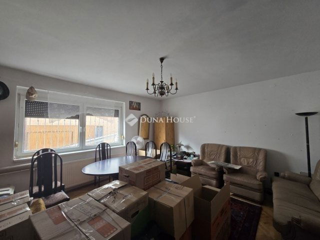 Eladó téglalakás, Pécsett 68.9 M Ft, 4 szobás