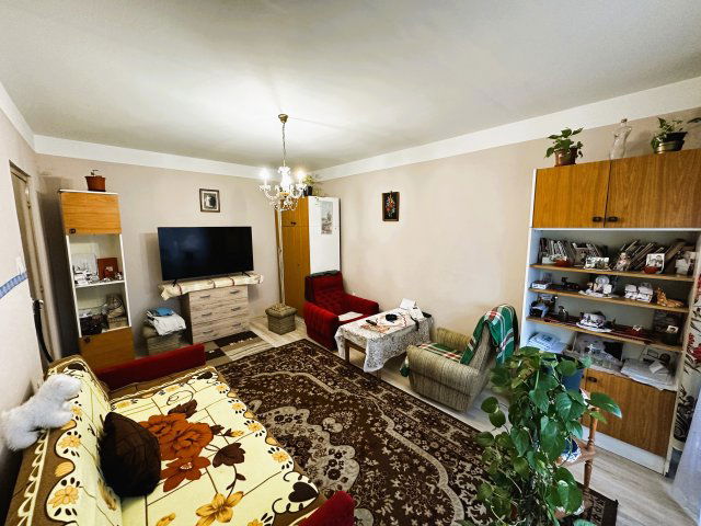 Eladó panellakás, Komlón 16.7 M Ft, 1+1 szobás