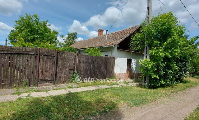 Eladó családi ház, Öcsödön 3.6 M Ft, 1 szobás