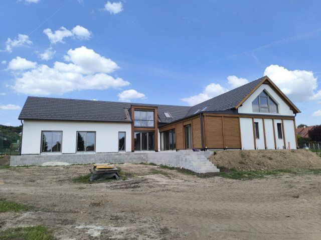 Eladó családi ház, Sukorón 315 M Ft, 8 szobás