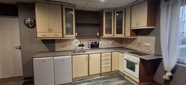 Kiadó üzlethelyiség, Dunaújvárosban 3780 E Ft / hó