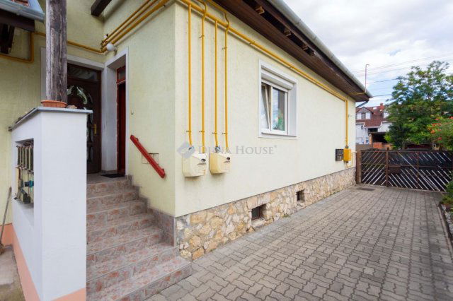 Eladó családi ház, Pápán 45.8 M Ft, 4 szobás