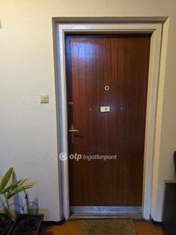 Eladó panellakás, Pápán 26.5 M Ft, 1+1 szobás