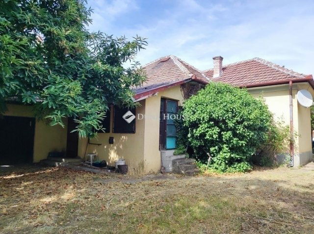 Eladó családi ház, Vecsésen 120 M Ft, 4 szobás