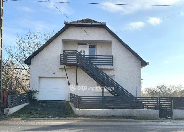 Eladó családi ház, Poroszlón 40 M Ft, 5+1 szobás