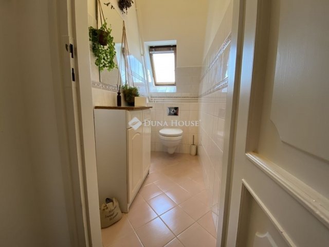 Eladó családi ház, Veszprémben 189.99 M Ft, 7 szobás